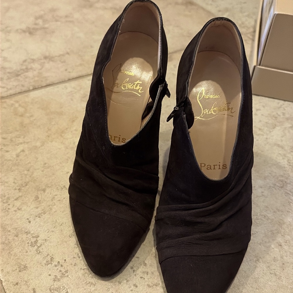 Dark brown suede booties size 351/2